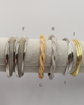 Pulseras doradas y plateadas