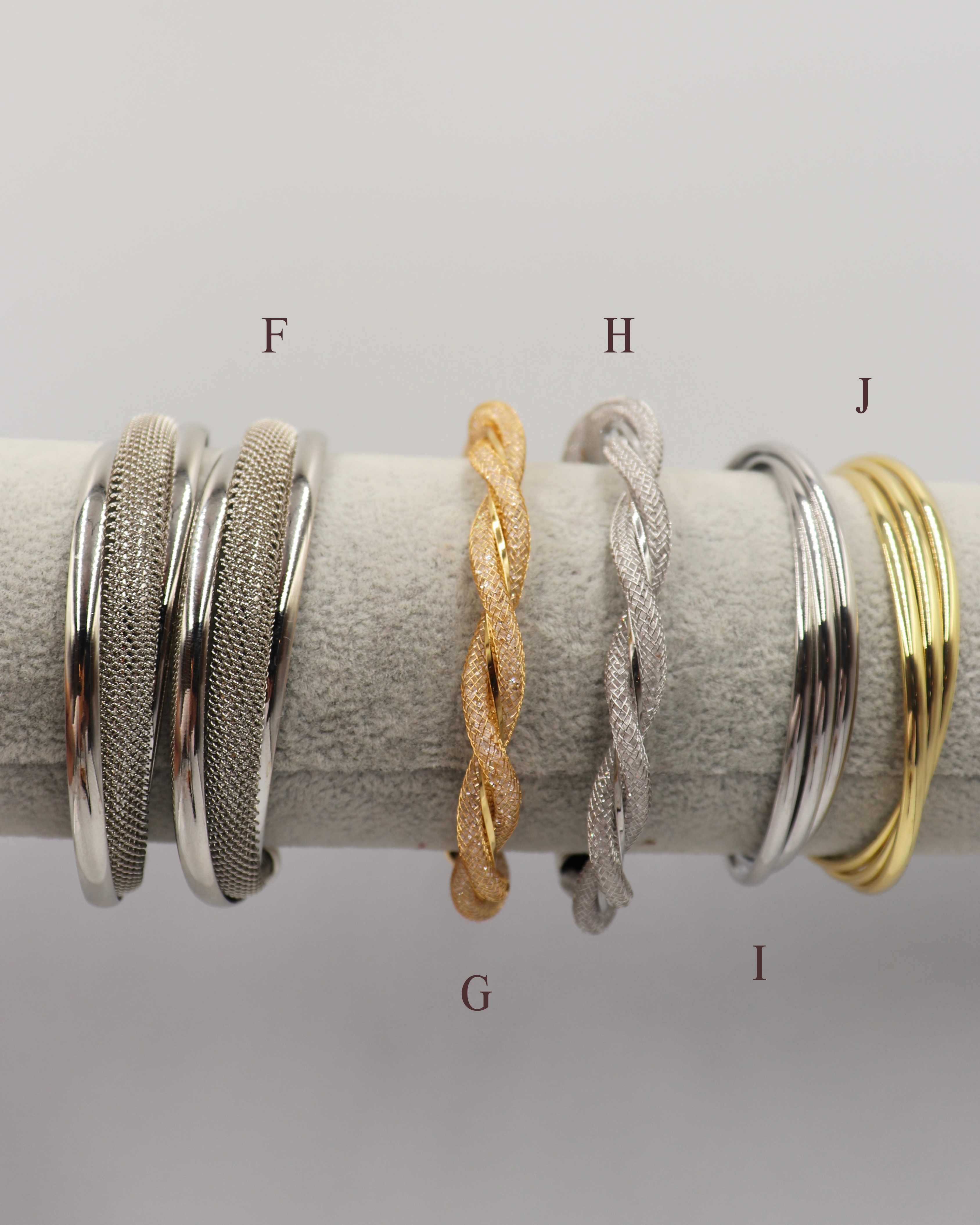 Pulseras doradas y plateadas