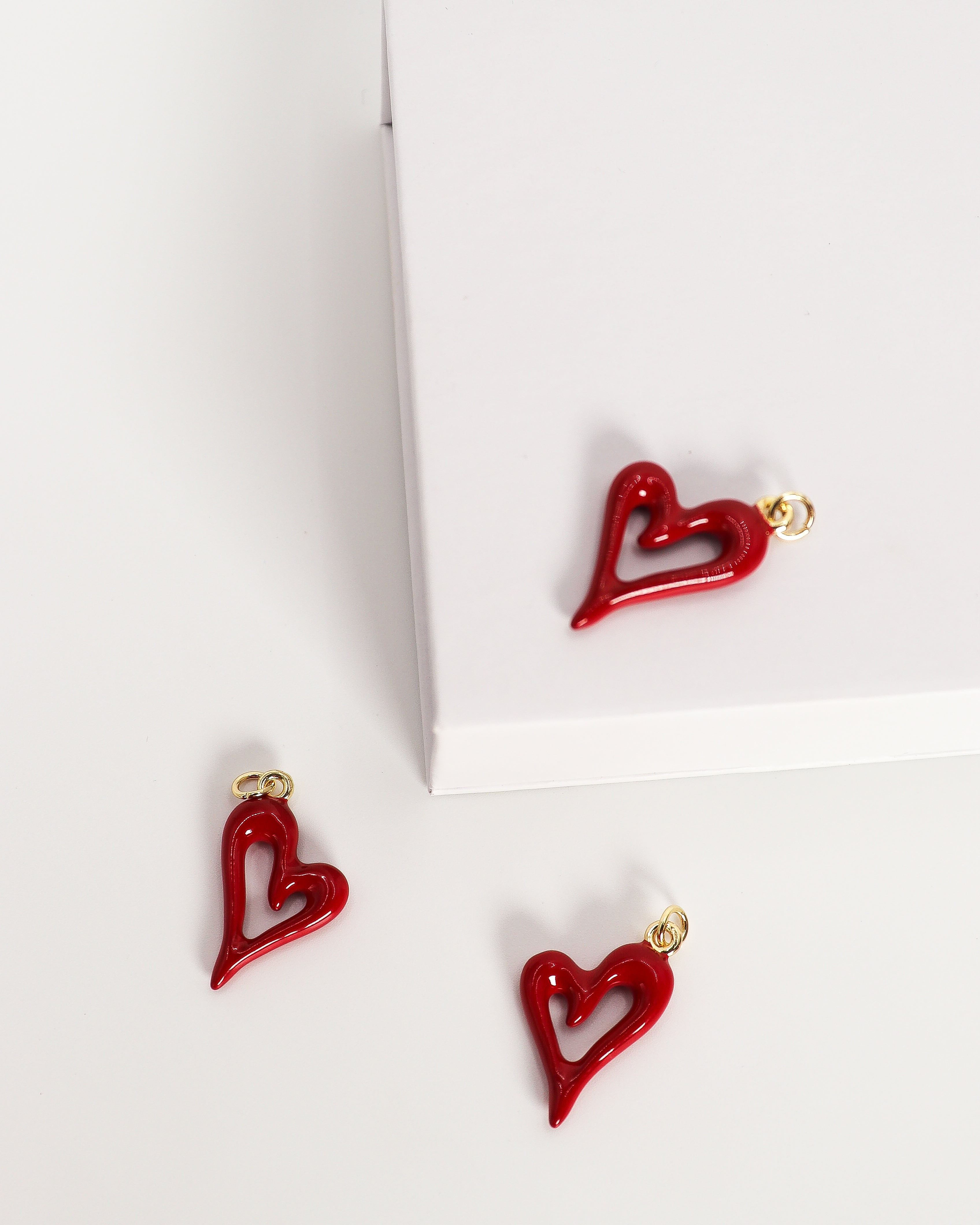 Dije silueta corazón esmaltado