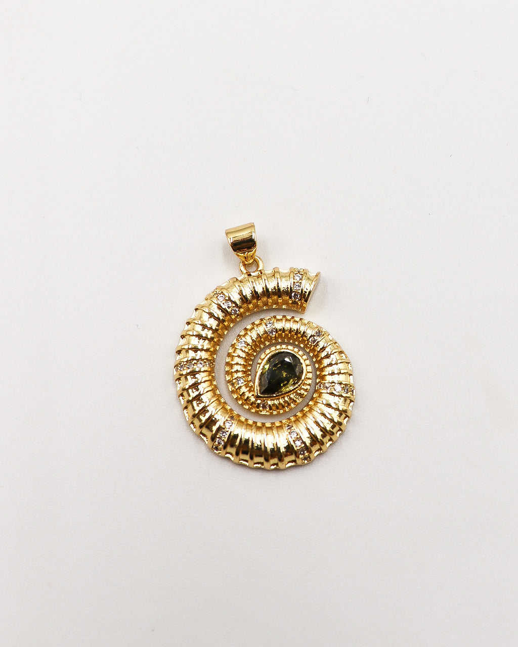 Dije caracol con brillante