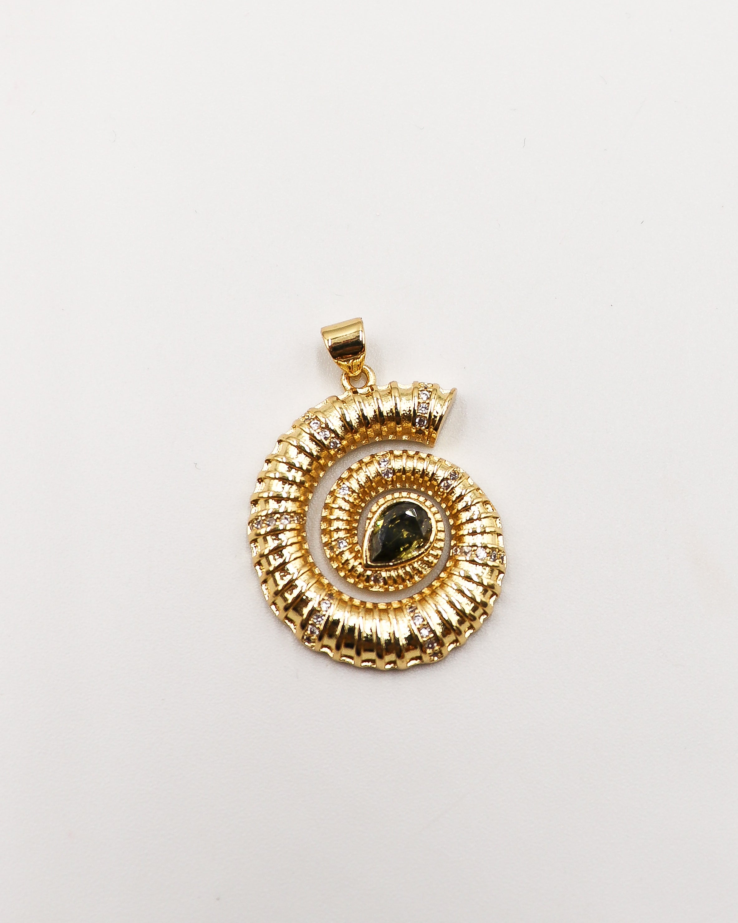 Dije caracol con brillante