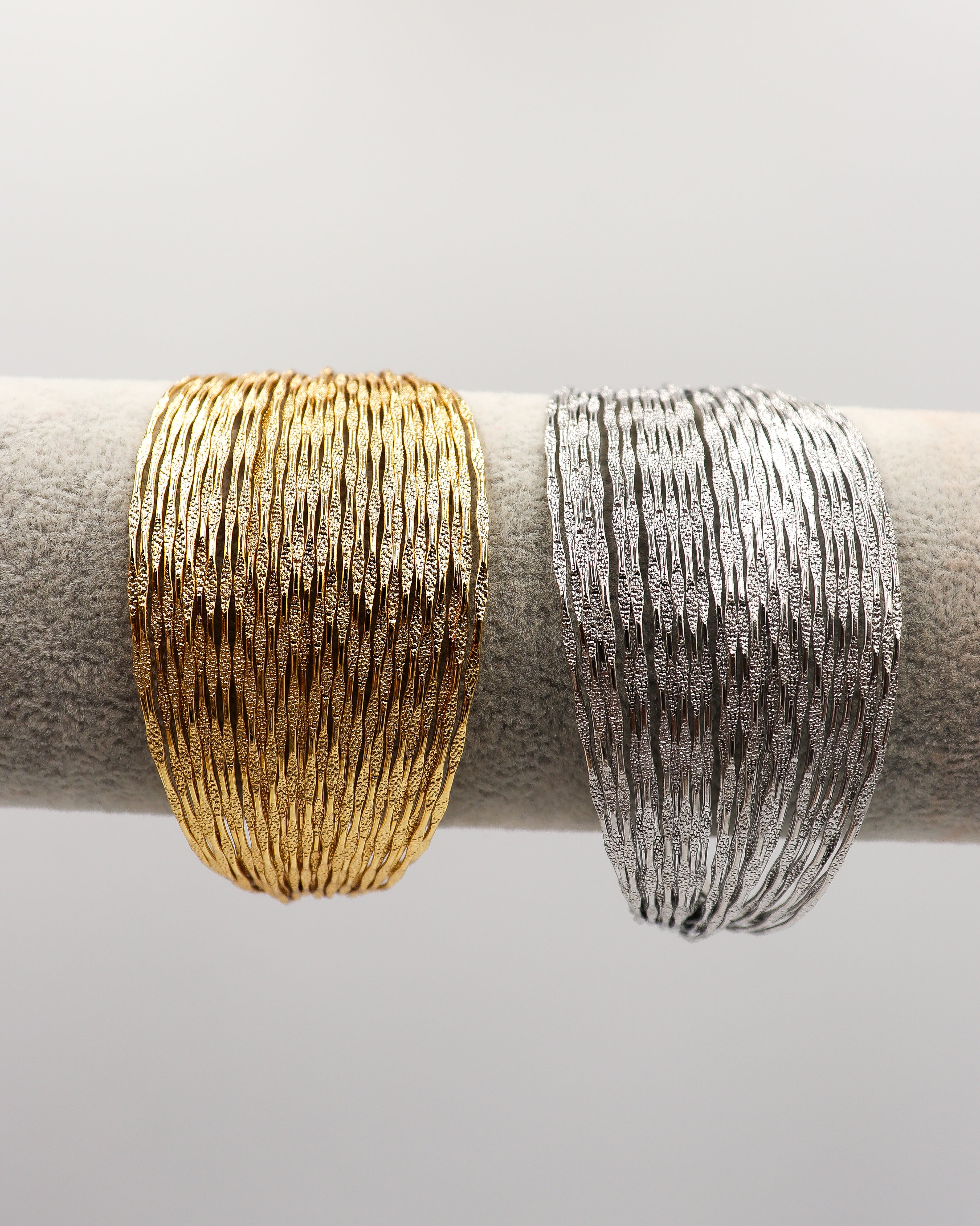 Brazalete dorado y plateado