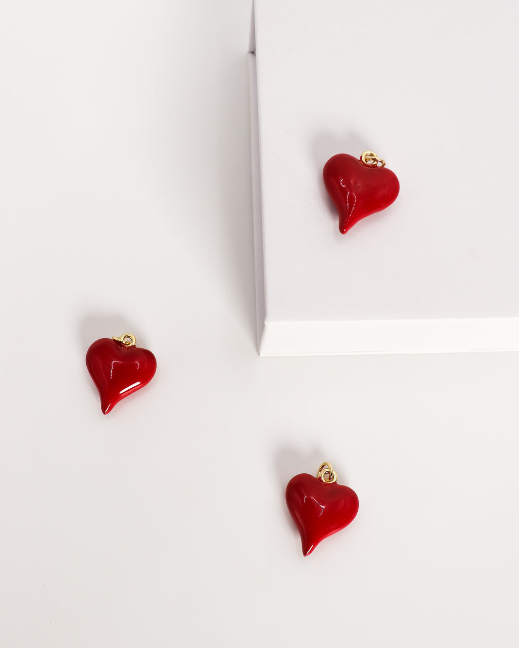 Dije corazón rojo esmaltado